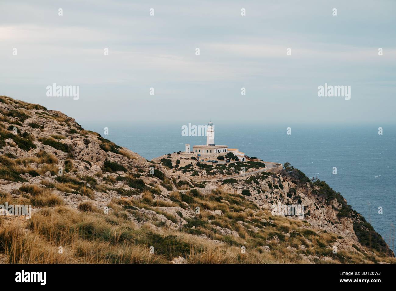 Vue lointaine du phare de Formentor sur les falaises rocheuses, Cap de Formentor Banque D'Images