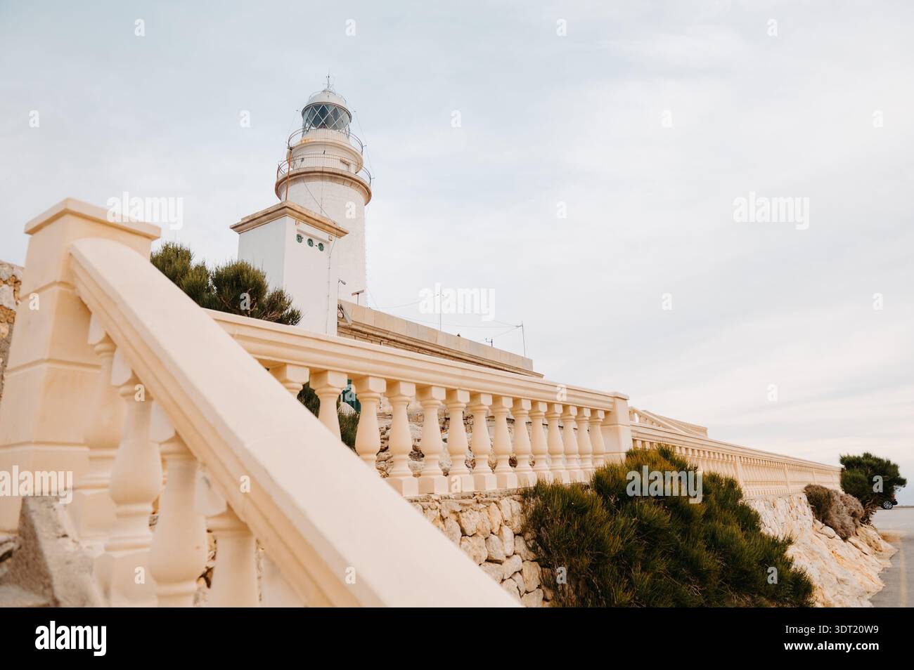 Phare de Far de Formentor au-dessus de Stone Terrace, Majorque Banque D'Images