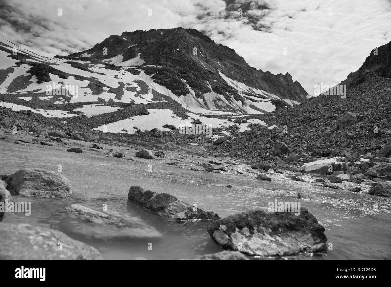 Paysage de montagne à Evolene, Suisse avec terrain rocheux et atmosphère alpine. Banque D'Images