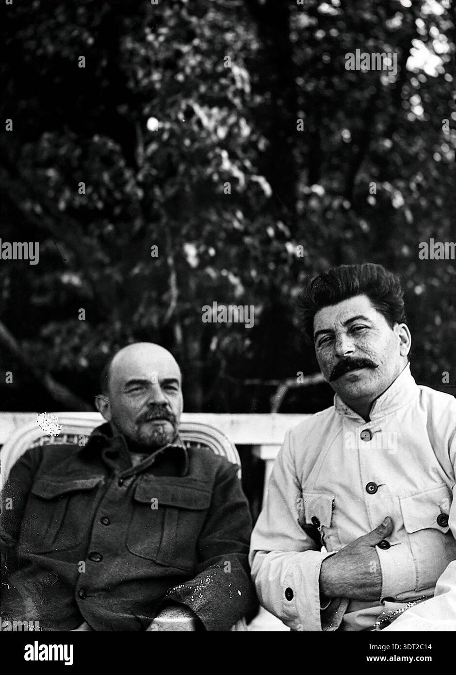 Cette photographie en noir et blanc de septembre 1922 capture Vladimir Lénine et Joseph Staline assis ensemble, probablement à Gorki juste à l'extérieur de Moscou. L'image, peut-être prise par Maria Oulianova, la sœur de Lénine, montre deux figures clés de la révolution bolchevique dans un moment franc au cours des premières années de l'Union soviétique. Banque D'Images