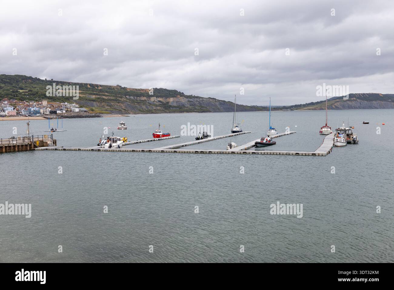 Vue panoramique sur le port de plaisance de Lyme Regis et le littoral. Lyme Regis, Royaume-Uni, 3 juillet 2024 Banque D'Images