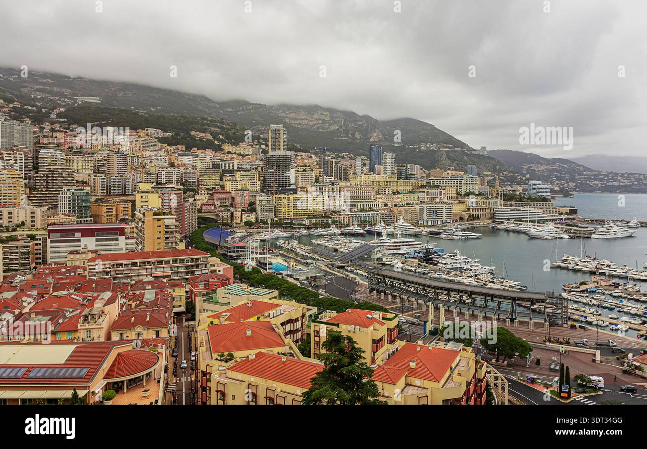 La vue de Monte Carlo depuis le Château Royal par une journée nuageuse Banque D'Images