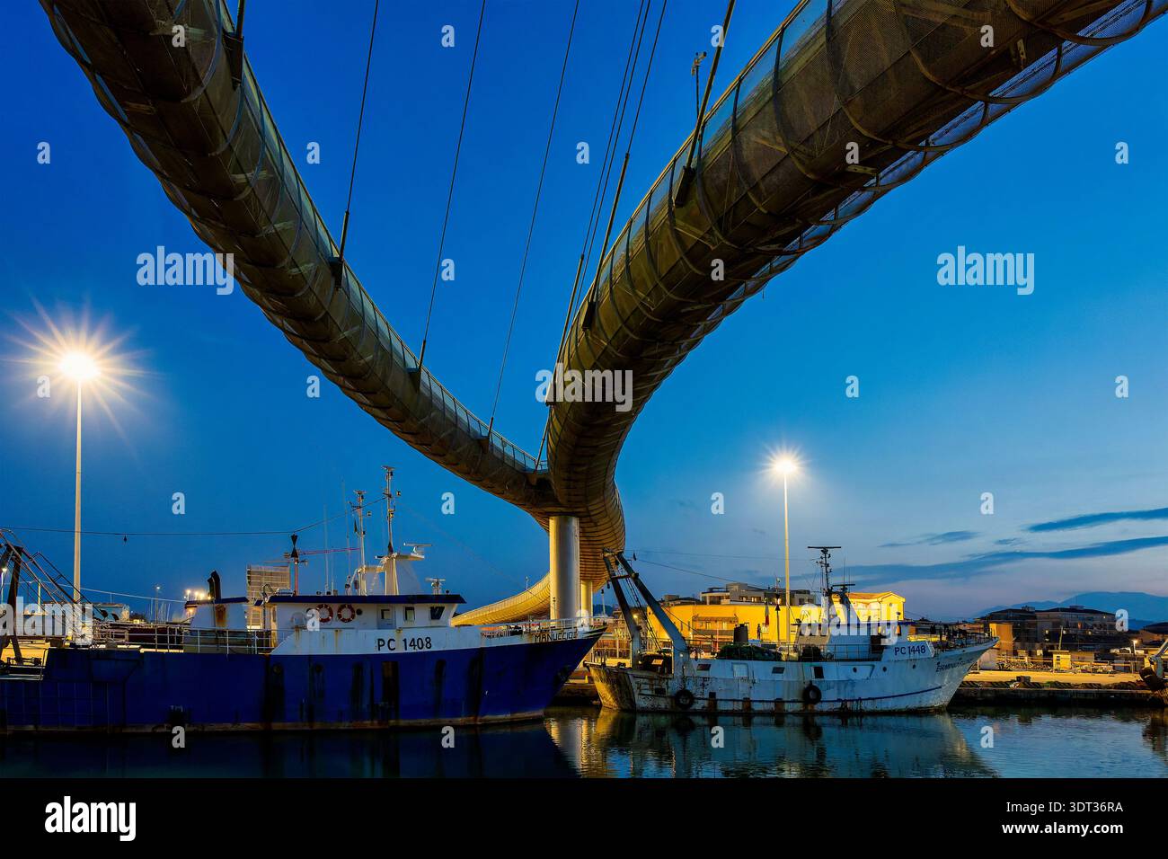 Vue en bas angle de Ponte del Mare sur le canal du port avec des bateaux au crépuscule, Pescara, Abruzzes, Italie Banque D'Images