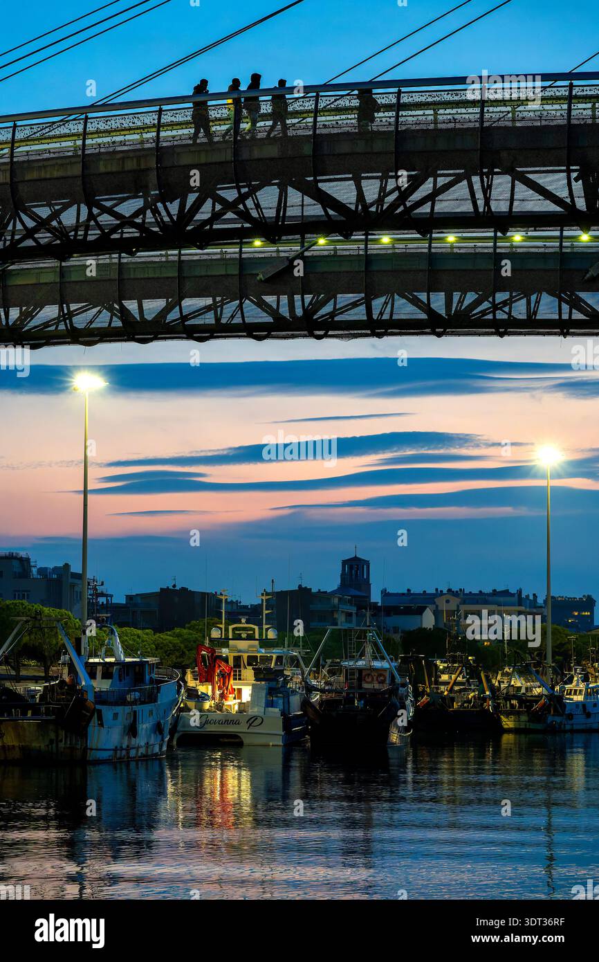 Vue en bas angle de Ponte del Mare sur le canal du port avec des bateaux au crépuscule, Pescara, Abruzzes, Italie Banque D'Images