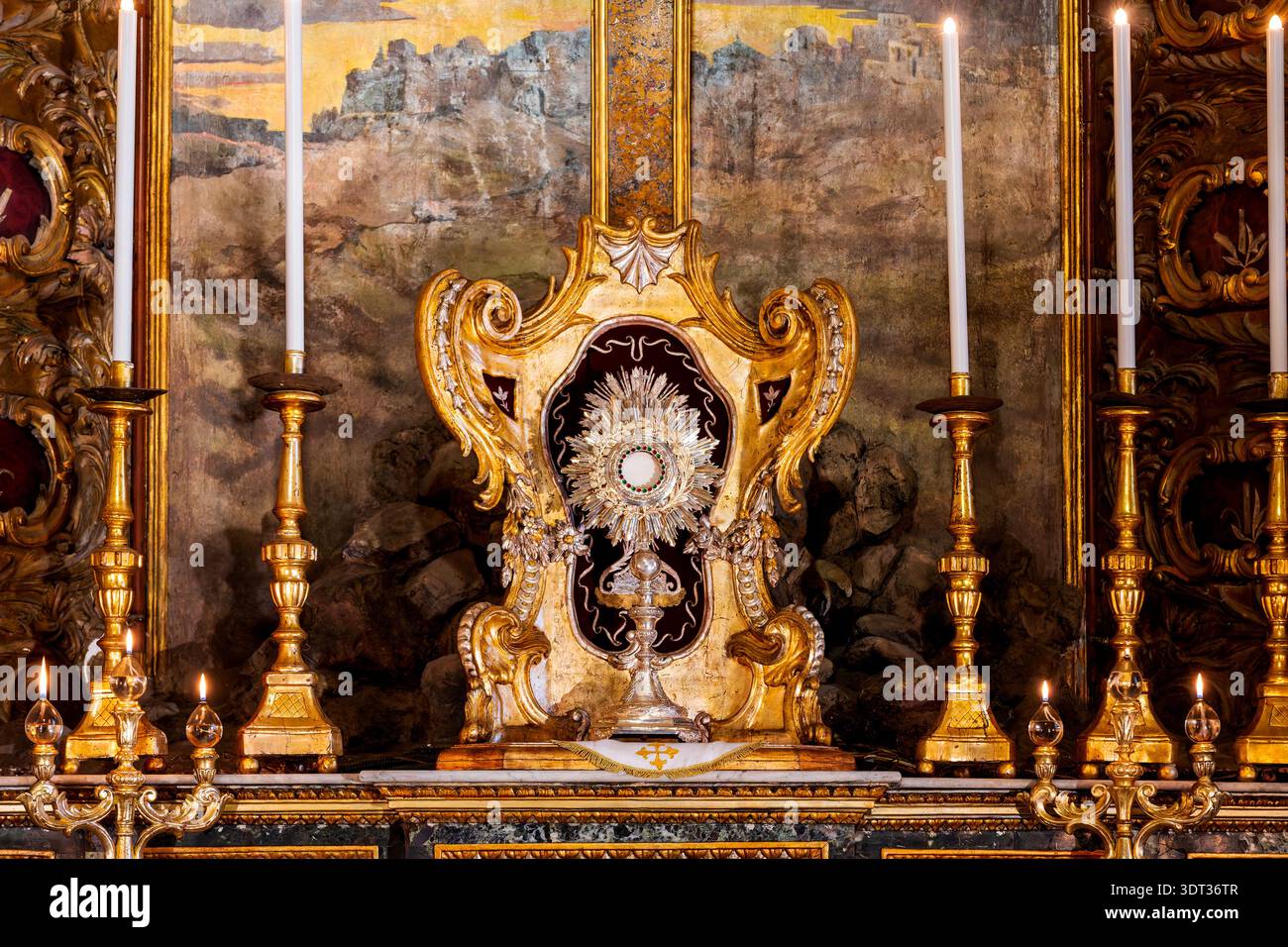 Gros plan d'une monstrie baroque dorée sur l'autel de la Cappella SS Crocifisso, transept gauche de Cattedrale di Sant'Agata, Catane, Italie. Banque D'Images
