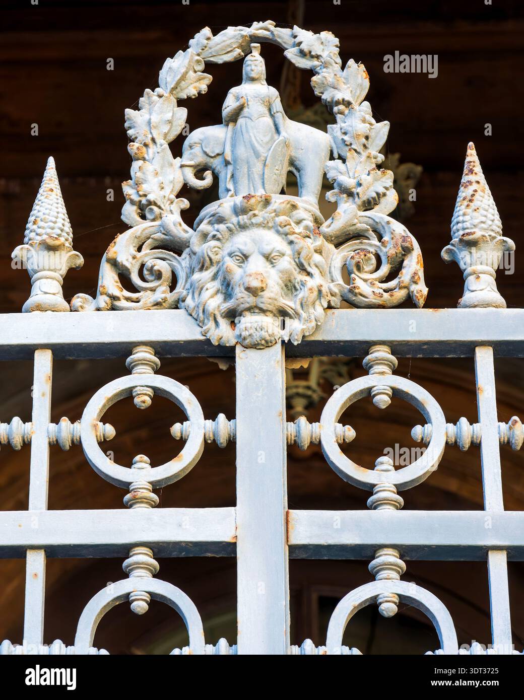 Théâtre Bellini porte à Catane, Sicile, Italie avec figure féminine et sculpture d'éléphant. Banque D'Images
