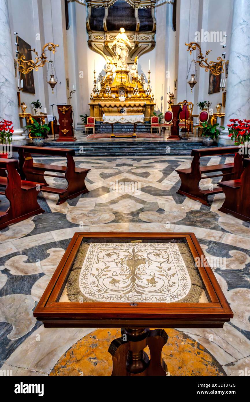 Exposition textile liturgique à l’intérieur de la Badia di Sant’Agata à Catane, Sicile, Italie, avec tissu brodé sous verre dans la nef. Banque D'Images