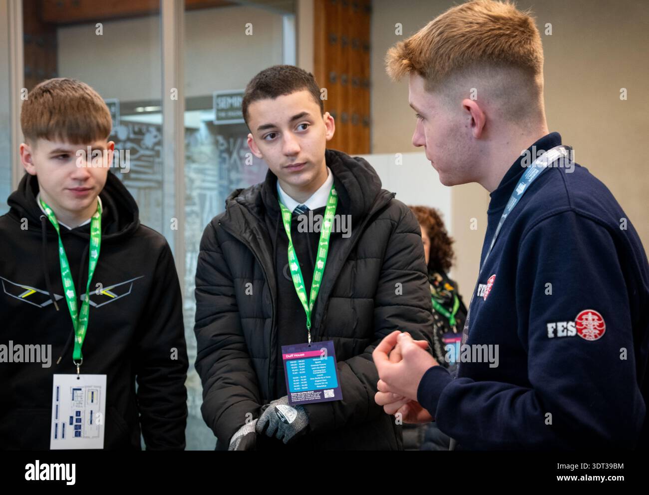 Le personnel de la FES montre aux jeunes leurs compétences en électricien lors d'un événement d'emploi de dégustation de travaux de construction au Historic Environment Scotland HQ Engine S. Banque D'Images