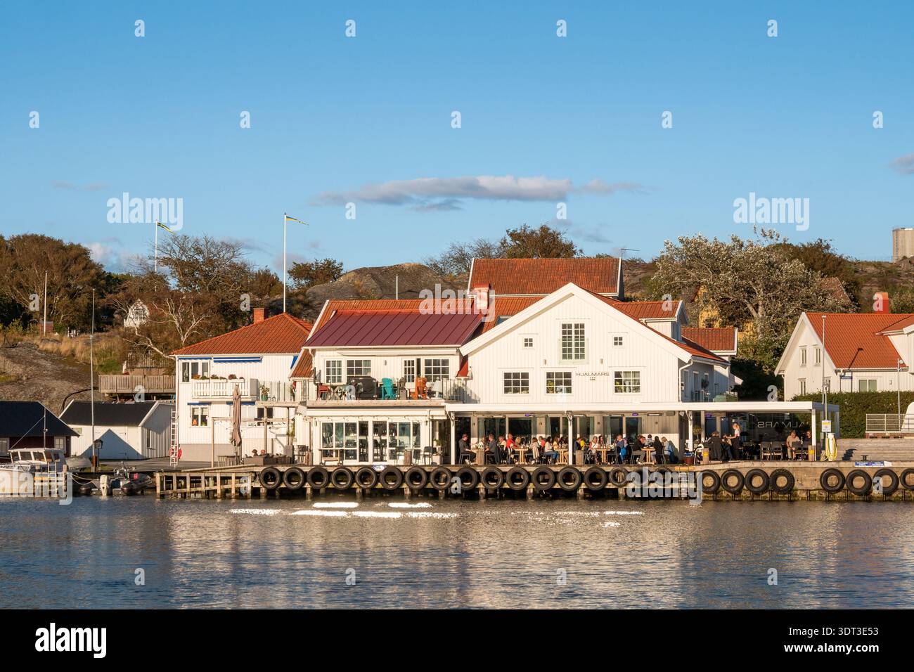 Bar Hjalmars et restaurant de fruits de mer Brygga vu du détroit de Hamburgsund à Bohuslän, comté de Västra Götaland, Suède Banque D'Images