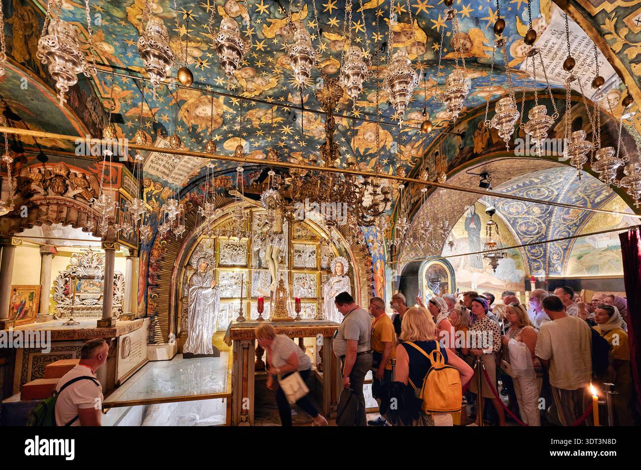 Les touristes se rassemblent à l'intérieur de l'église du Saint-Sépulcre, observant l'art historique et l'architecture. L'endroit est rempli de visiteurs. Banque D'Images