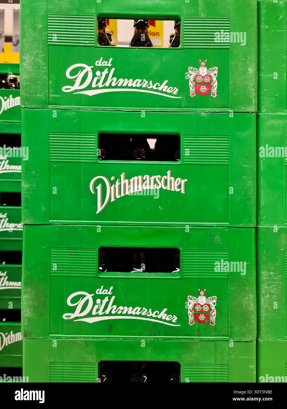 Kiel, Allemagne - 19. Février 2026 : empiler des caisses de bière en plastique avec le nom de marque et l'emblème Dithmarscher Banque D'Images