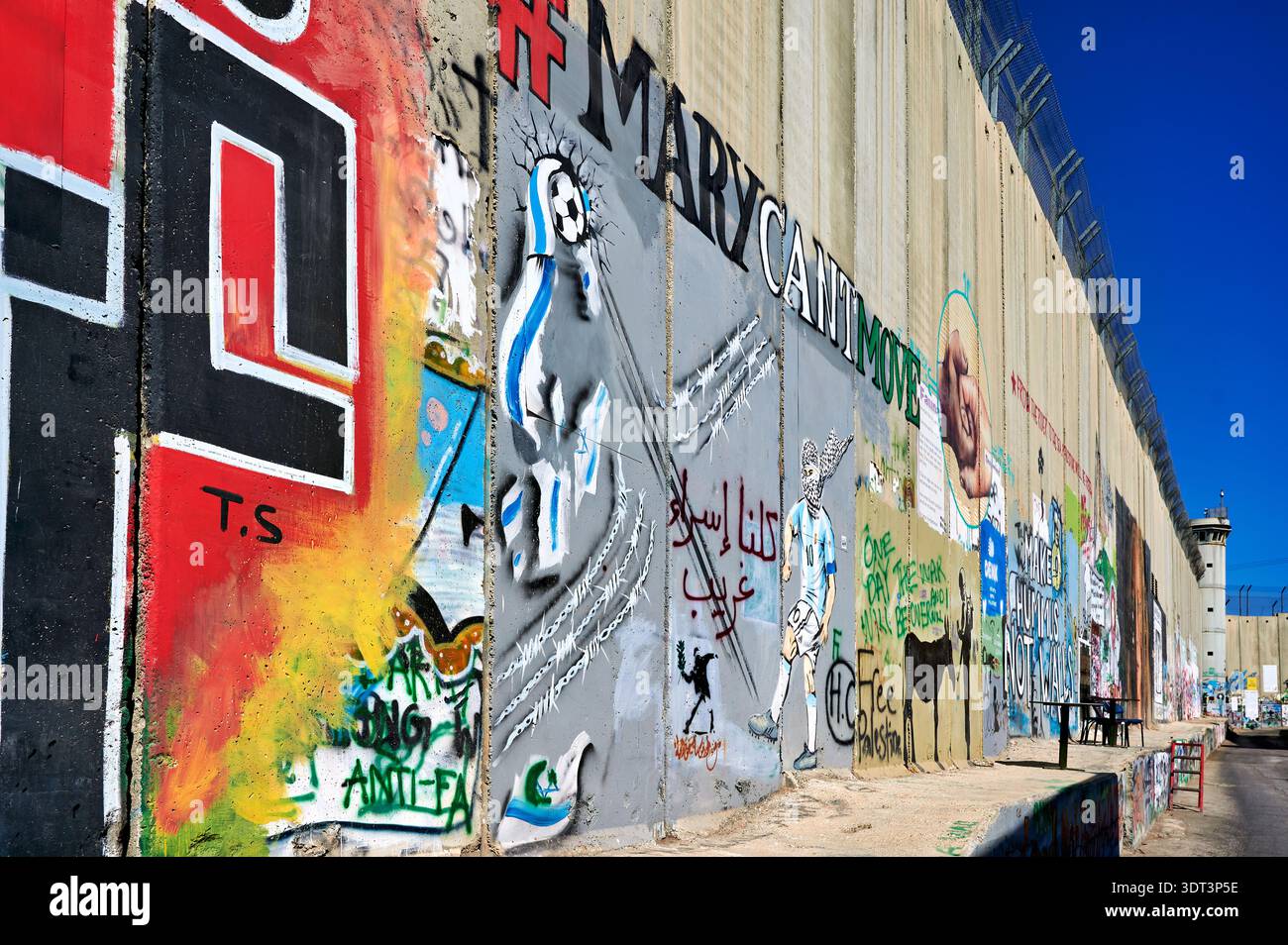 Le mur de séparation de la rive ouest à Bethléem couvert de graffitis. Le mur a différentes couleurs, conceptions et messages. Banque D'Images