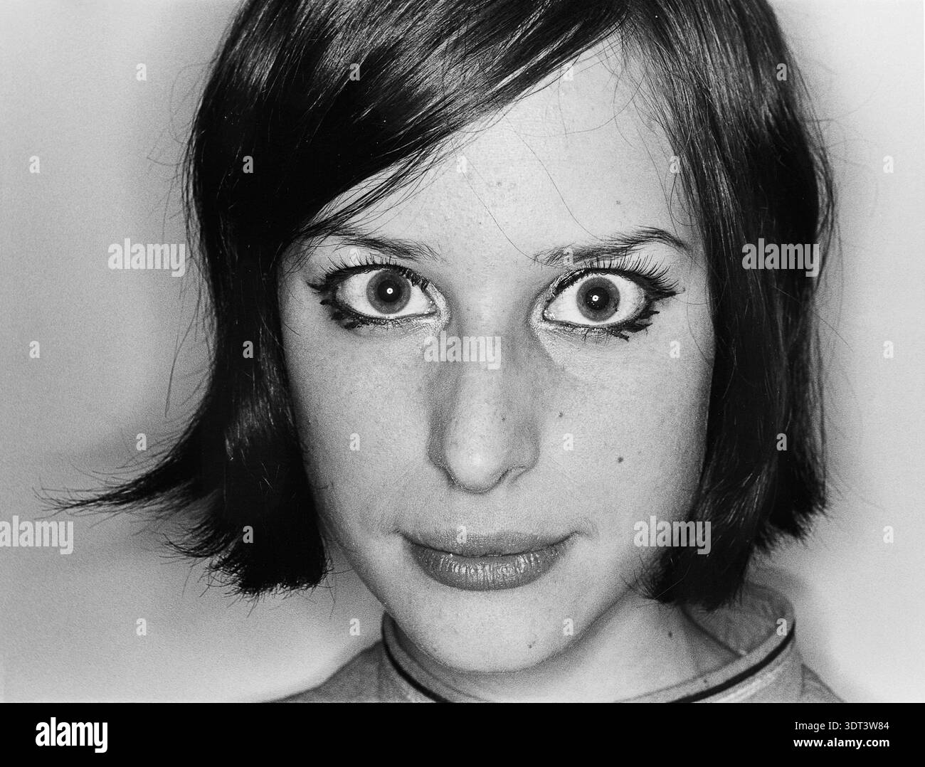 Gros plan des yeux d'une jeune femme avec un look eyeliner graphique Mod inspiré des années 1960 . Banque D'Images