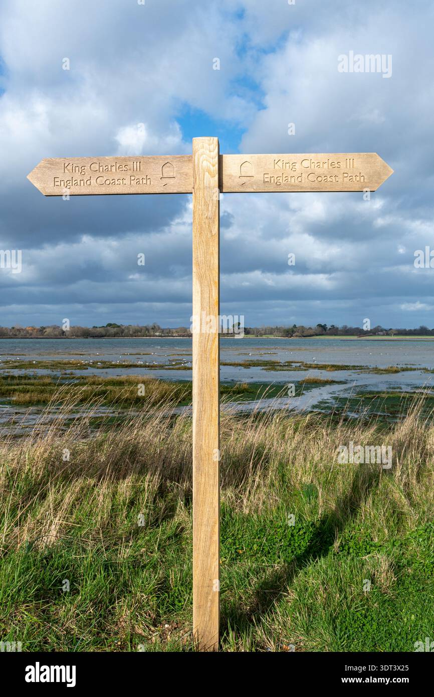 King Charles III England Coast Path panneau ou panneau de signalisation, Langstone Harbour, Hayling Island, Hampshire, Angleterre, ROYAUME-UNI Banque D'Images