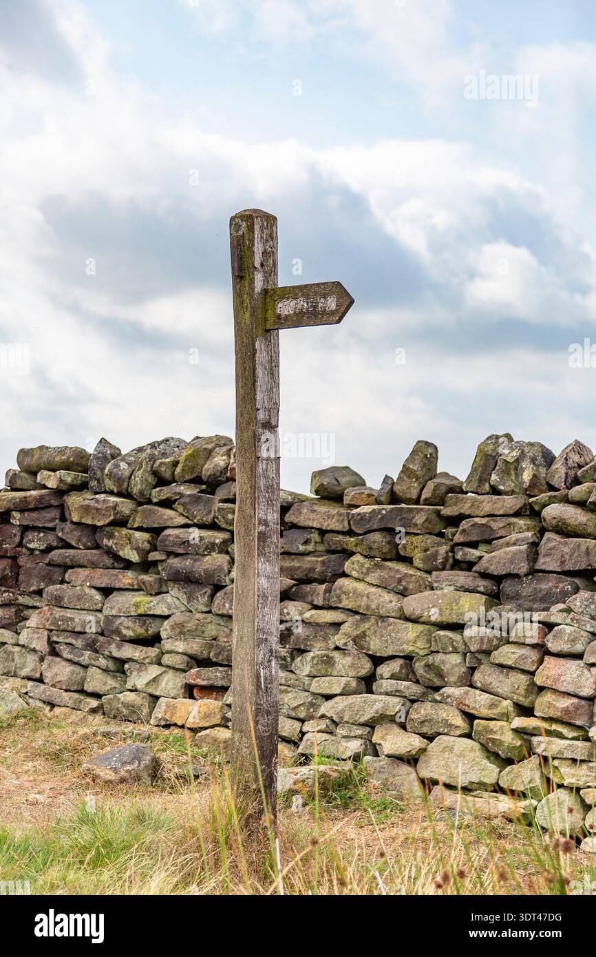 Panneau et mur de pierres sèches dans le parc national de Peak District en Angleterre Royaume-Uni Banque D'Images
