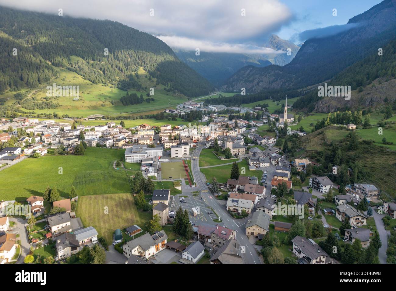 Vue aérienne de Zernez, canton de Graubünden, Suisse. Banque D'Images