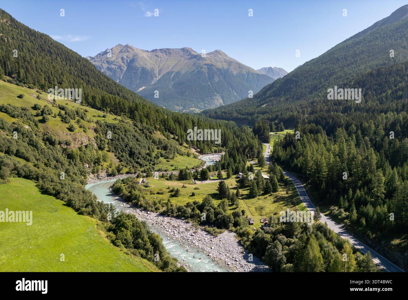 Vue aérienne de la vallée de la rivière Inn près de Zernez regardant environ au nord-est dans la direction de Zernez à côté de la route 27, Suisse. Banque D'Images