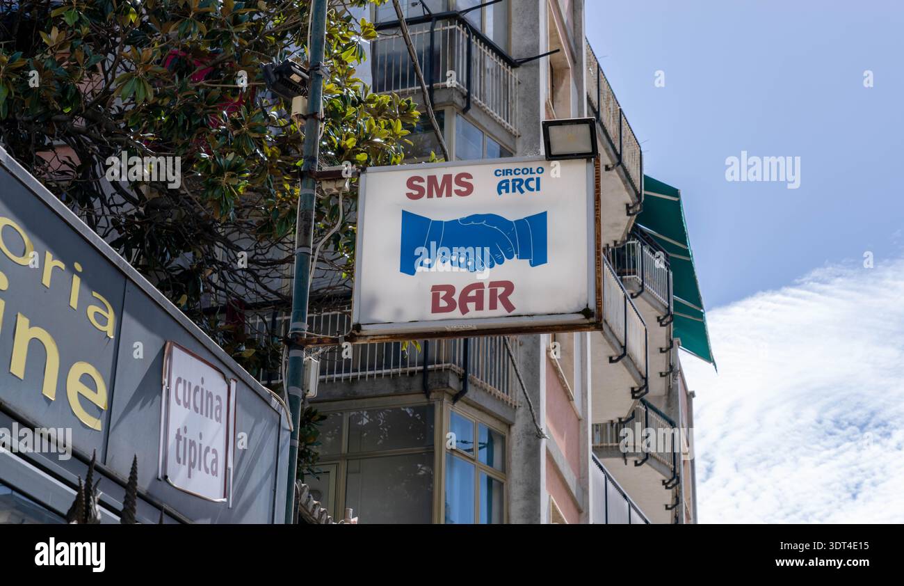 Celle Ligure Italie - août 31 2025 : signe avec deux mains tremblant pour un bar à celle Ligure Italie Banque D'Images
