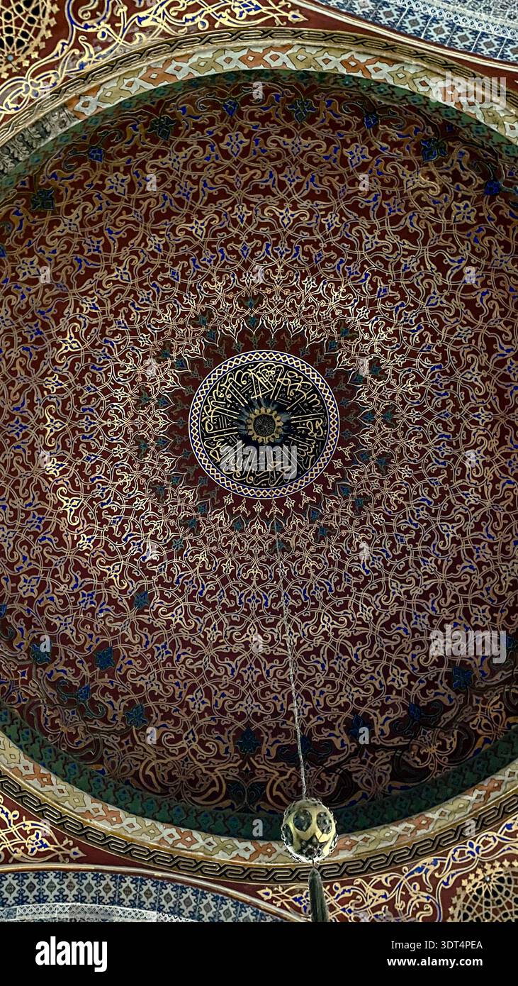Dôme arabesque doré et médaillon calligraphique arabe dans la Chambre Privée du Sultan Murad III, Palais de Topkapi, Istanbul. Banque D'Images