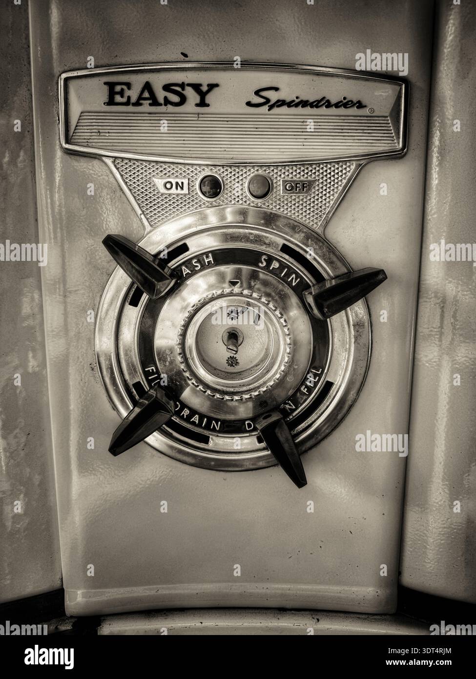 Vue rapprochée du bandeau de commande d'un lave-linge vintage Easy Spindrier, montrant les commandes rotatives de lavage et d'essorage avec boutons marche/arrêt sur un MID‑20 Banque D'Images
