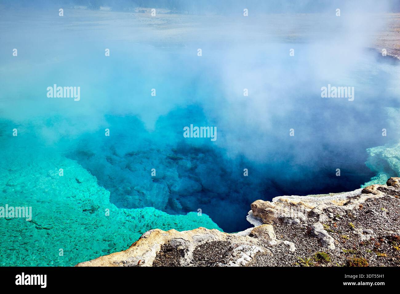 Sapphire Pool montre des couleurs bleues vives avec de la vapeur qui monte dans Black Sand Basin à Yellowstone. Les visiteurs peuvent voir les caractéristiques géothermiques toute l'année. Banque D'Images
