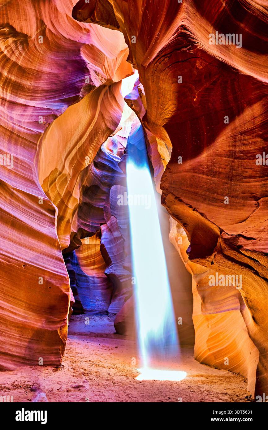 Les visiteurs se promènent dans Antelope Slot Canyon, profitant de la lumière qui brille à travers les ouvertures étroites au-dessus. Banque D'Images