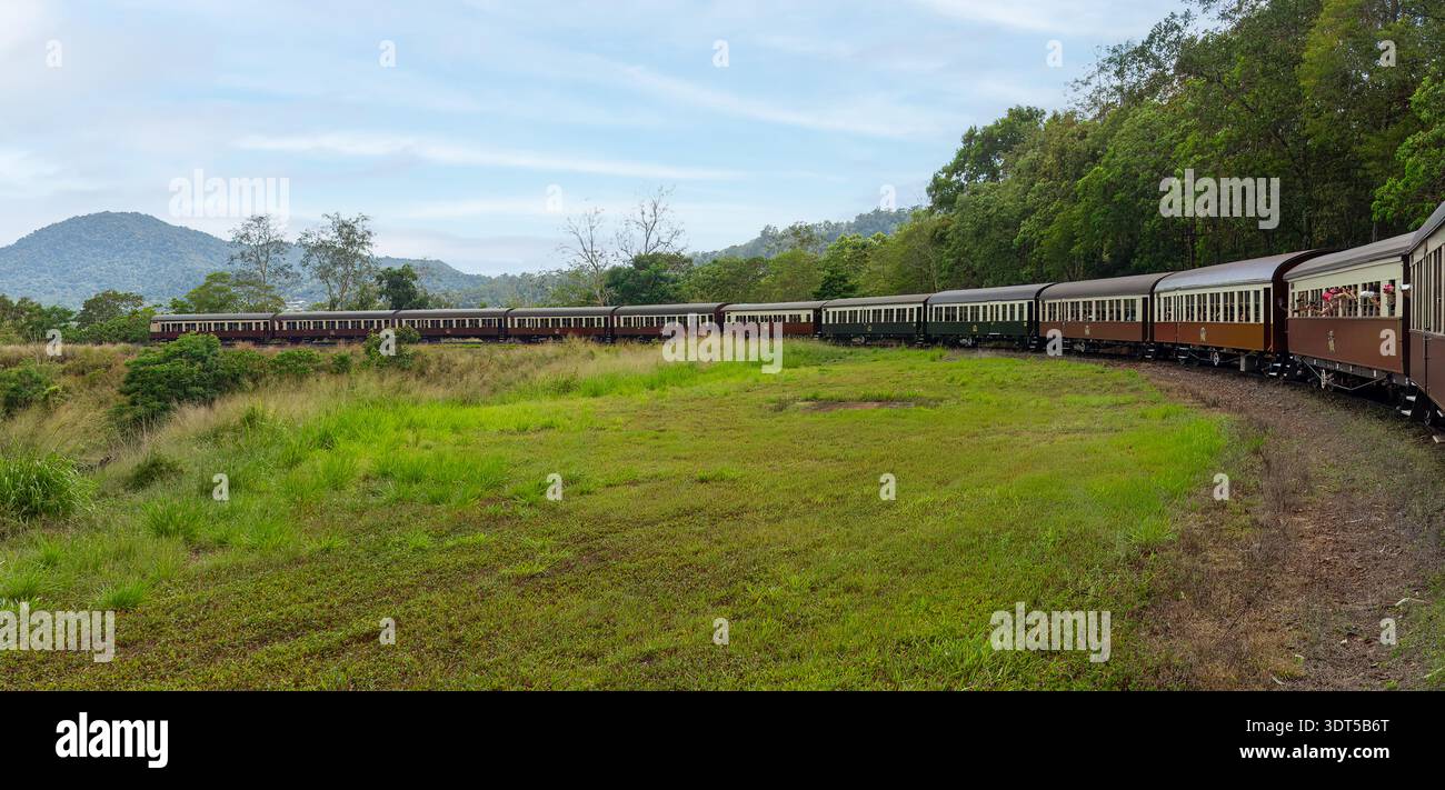 Panorama de voyage dans la forêt tropicale tropicale locale - chemin de fer touristique pittoresque courbant à travers le paysage verdoyant en Australie, Kuranda, pour la route pittoresque annoncsin Banque D'Images