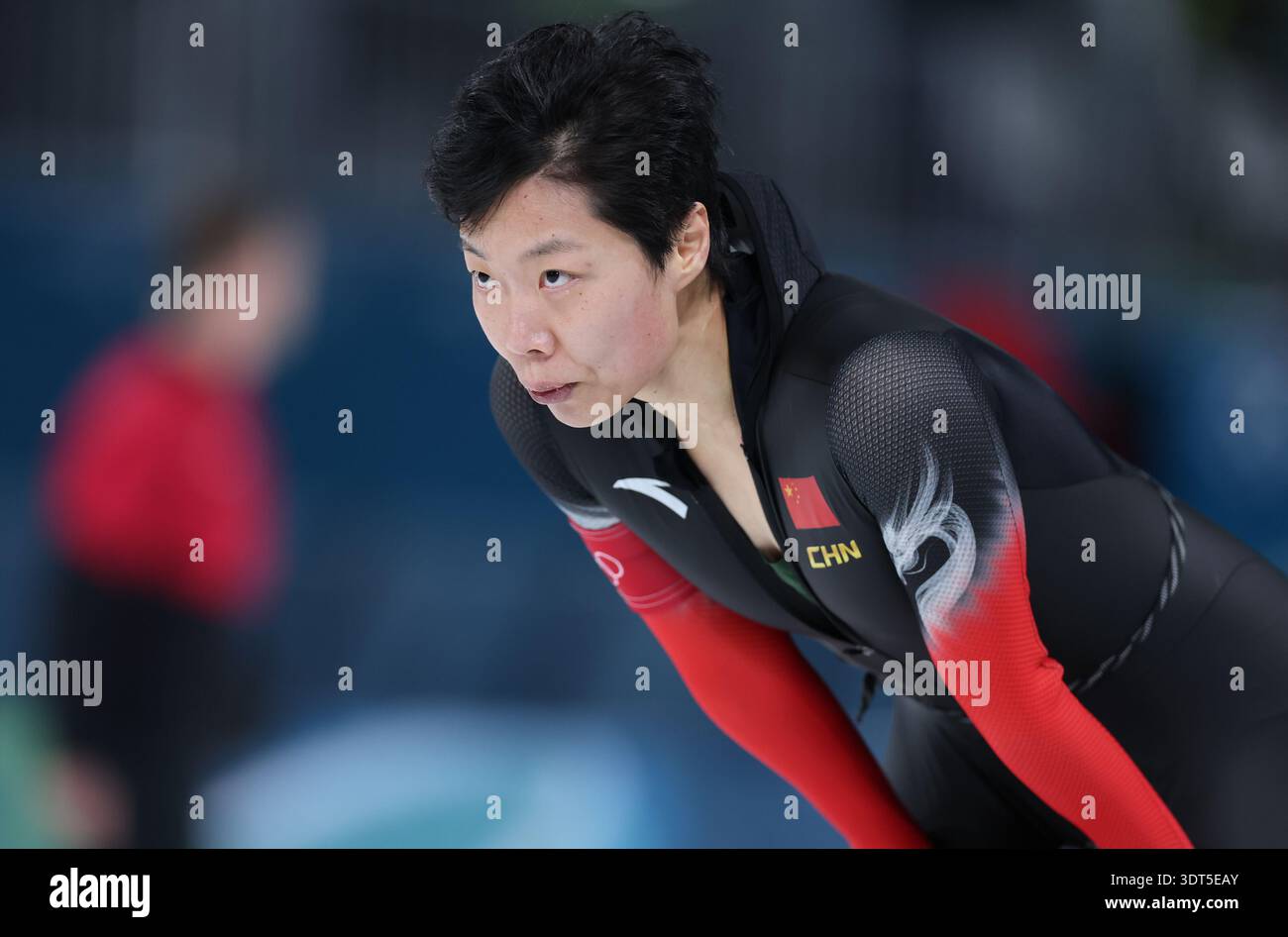 Milan, Italie. 20 février 2026. Yin Qi, de Chine, réagit après l'épreuve du 1500m féminin de patinage de vitesse aux Jeux Olympiques d'hiver de Milan-Cortina 2026 à Milan, Italie, le 20 février 2026. Crédit : du Xiaoyi/Xinhua/Alamy Live News Banque D'Images