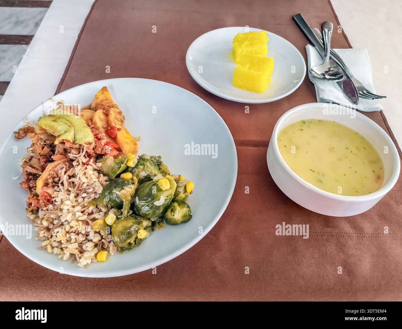 Déjeuner traditionnel turc à Alanya avec soupe de lentilles, pilaf bulgur et choux de Bruxelles. Prise de vue à angle élevé avec espace de copie sur une table marron Banque D'Images
