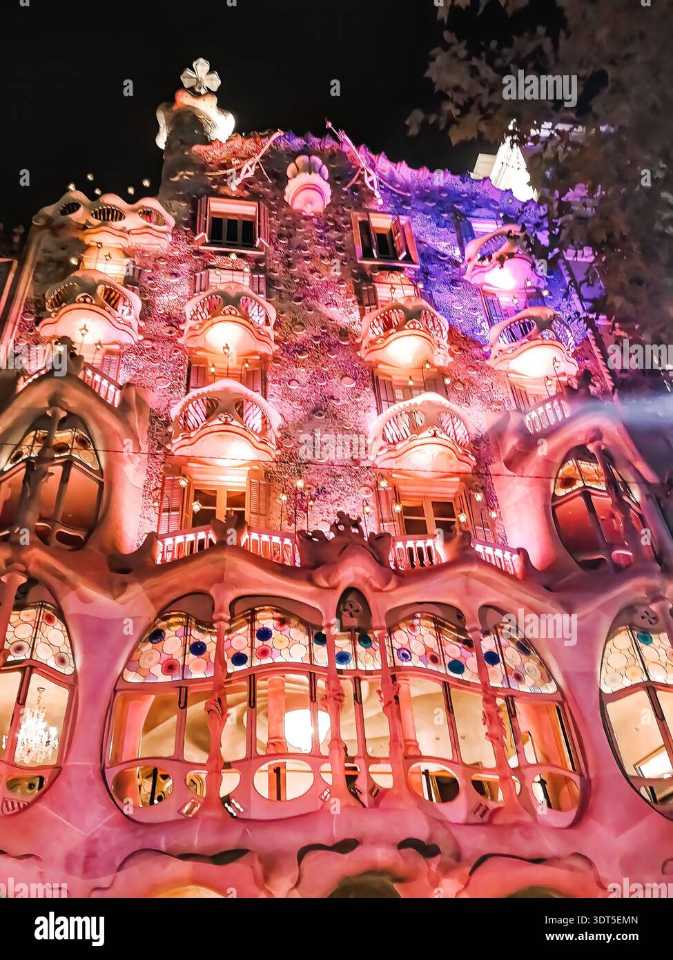 Barcelone, Espagne - 26 novembre 2021 : éclairage rose et violet des murs de Casa Batllo à Barcelone la nuit. Illumination de Noël - Image de stock capturée avec un smartphone
