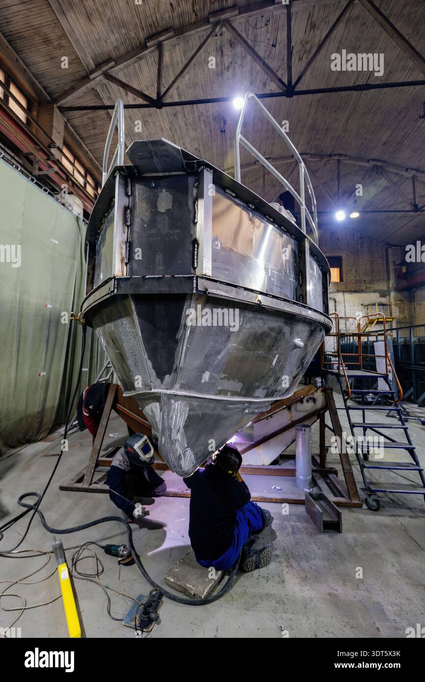 Assemblage d'un bateau à moteur dans un chantier naval. Banque D'Images