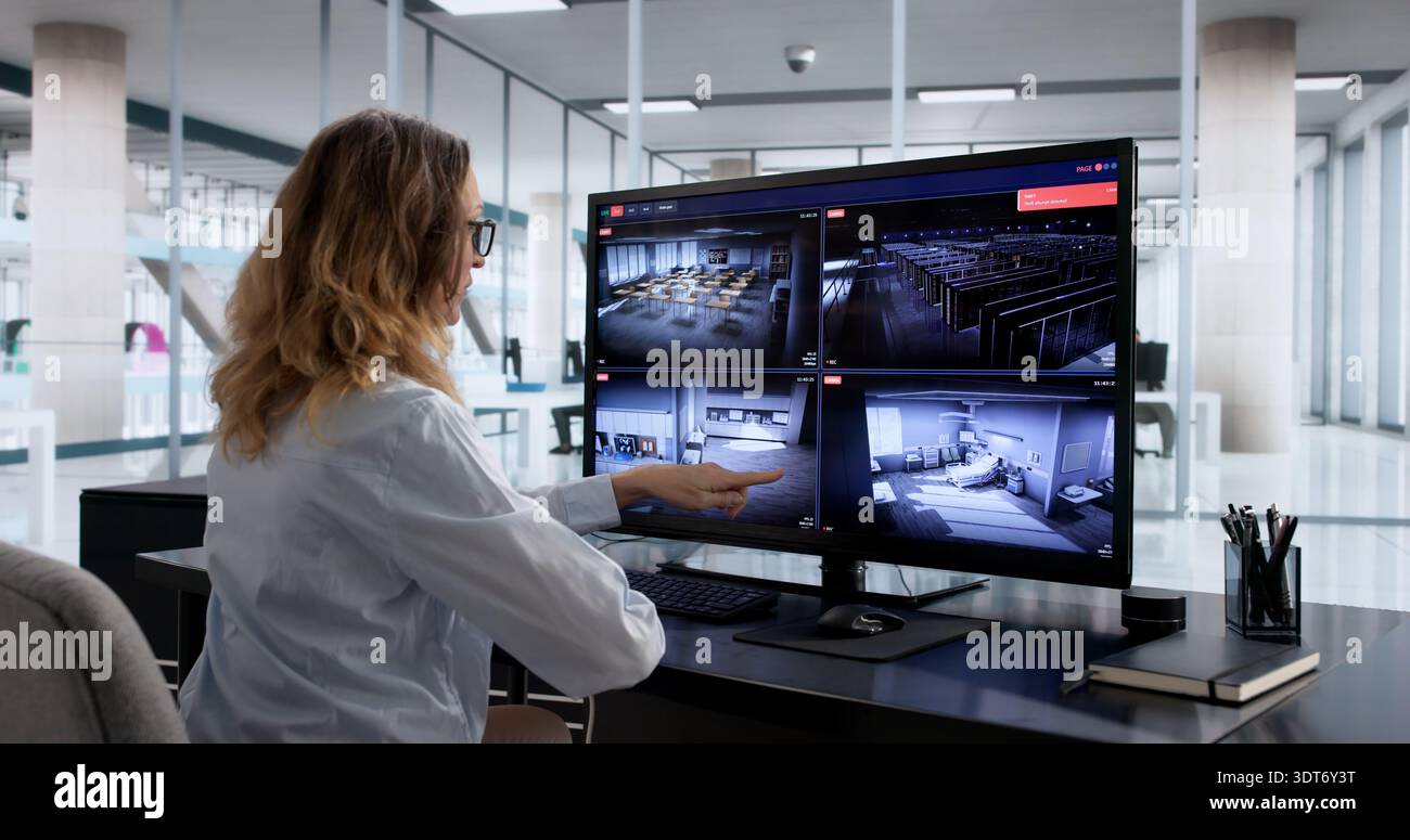 Garde de sécurité féminine utilisant le système de surveillance CCTV avancé dans la salle de contrôle Banque D'Images
