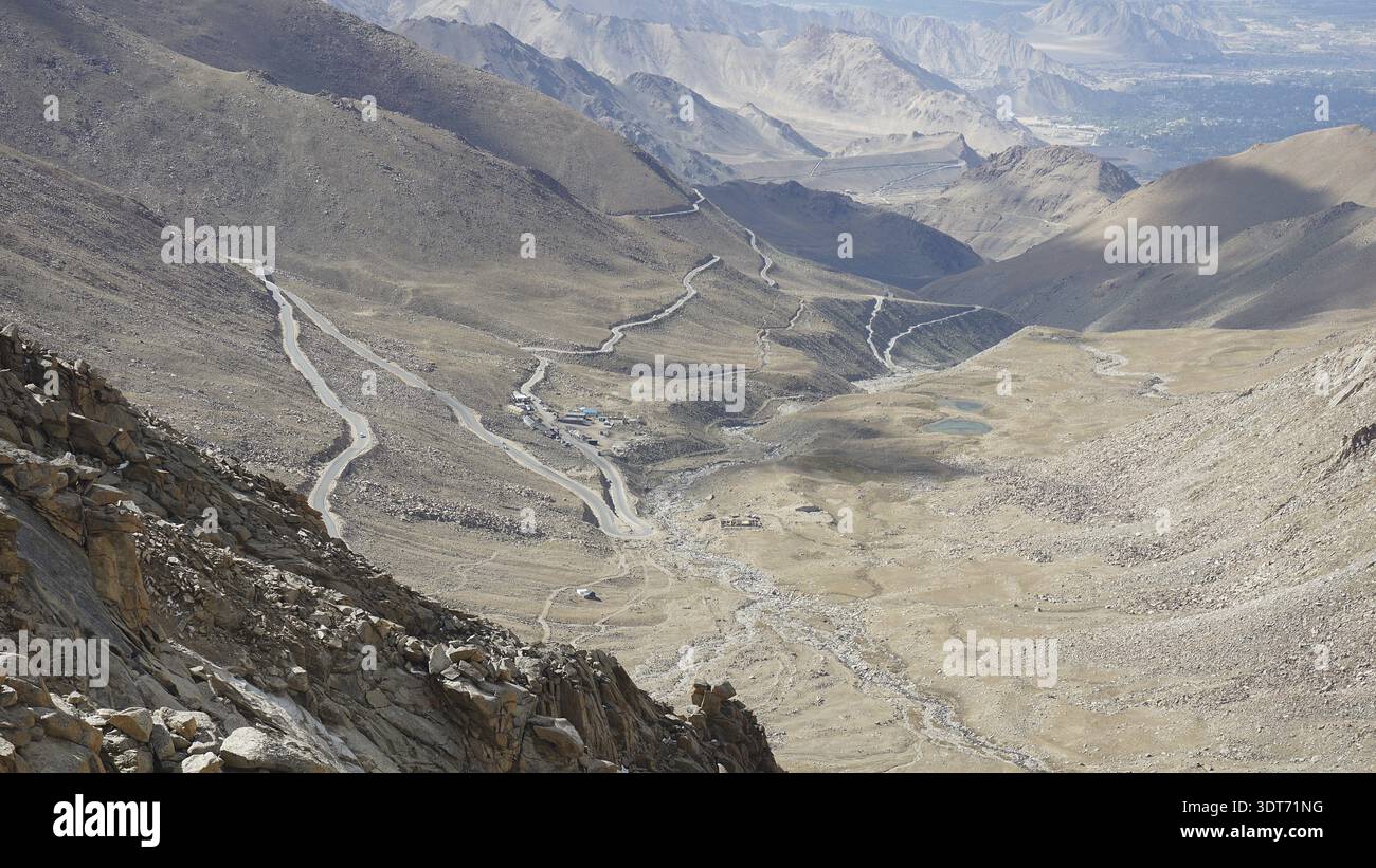 La route serpentine serpente à travers des vallées arides et des montagnes, sur le chemin de la vallée de Nubra, trekking dans le Ladakh, Himalaya, Inde Banque D'Images