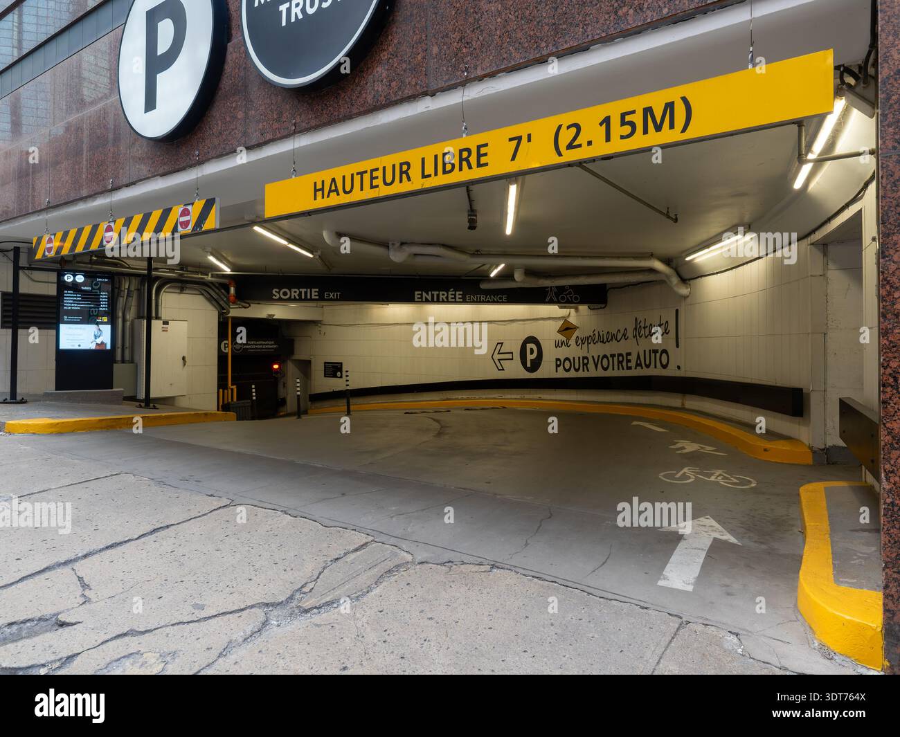 Entrée à un garage souterrain au centre-ville de Montréal. Banque D'Images