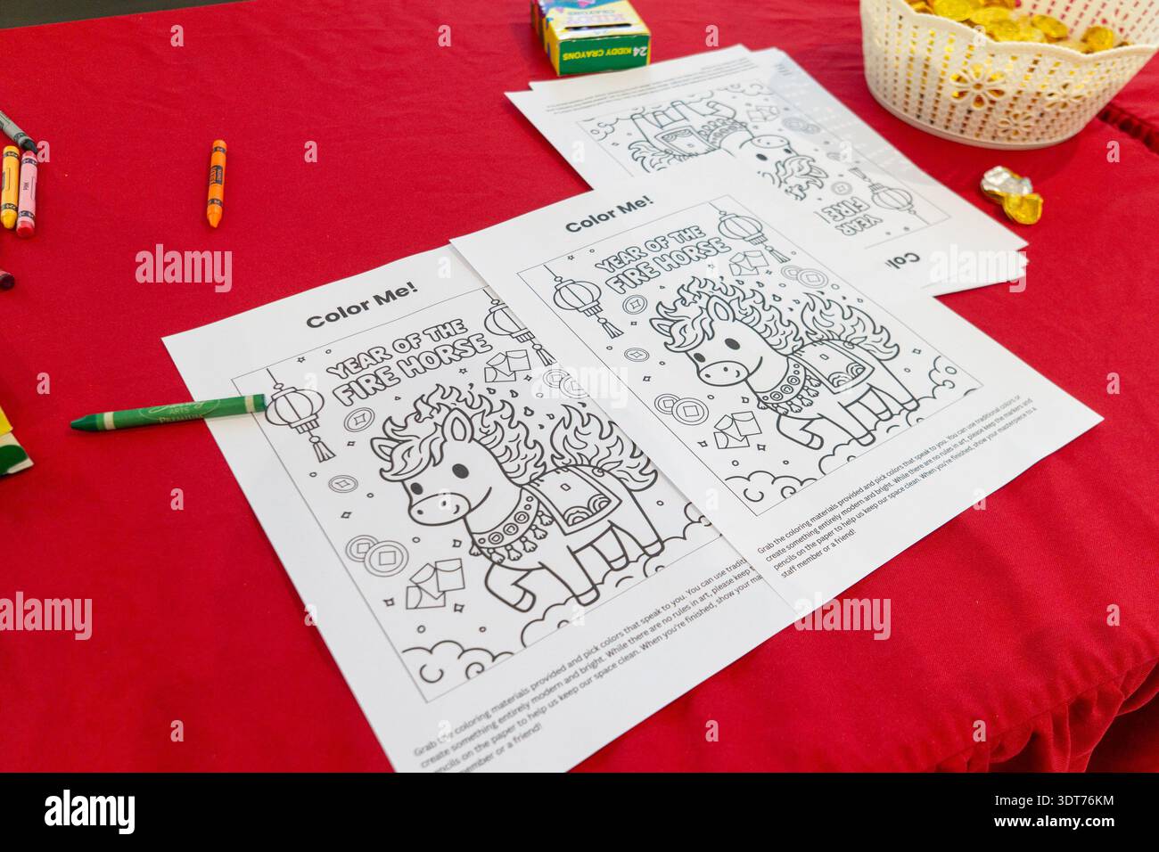 Feuilles de coloriage et crayons de couleur sur le thème du nouvel an chinois sur une table rouge pour les enfants à l'exposition culturelle familiale du musée du patrimoine chinois de Cebu Banque D'Images
