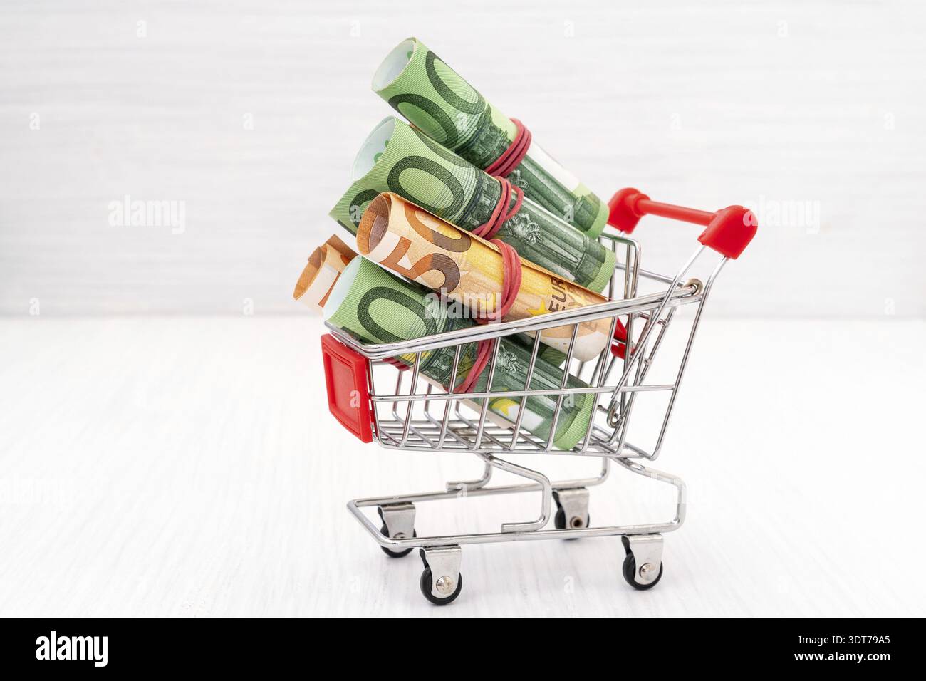 Panier plein de billets en rouleau Banque D'Images