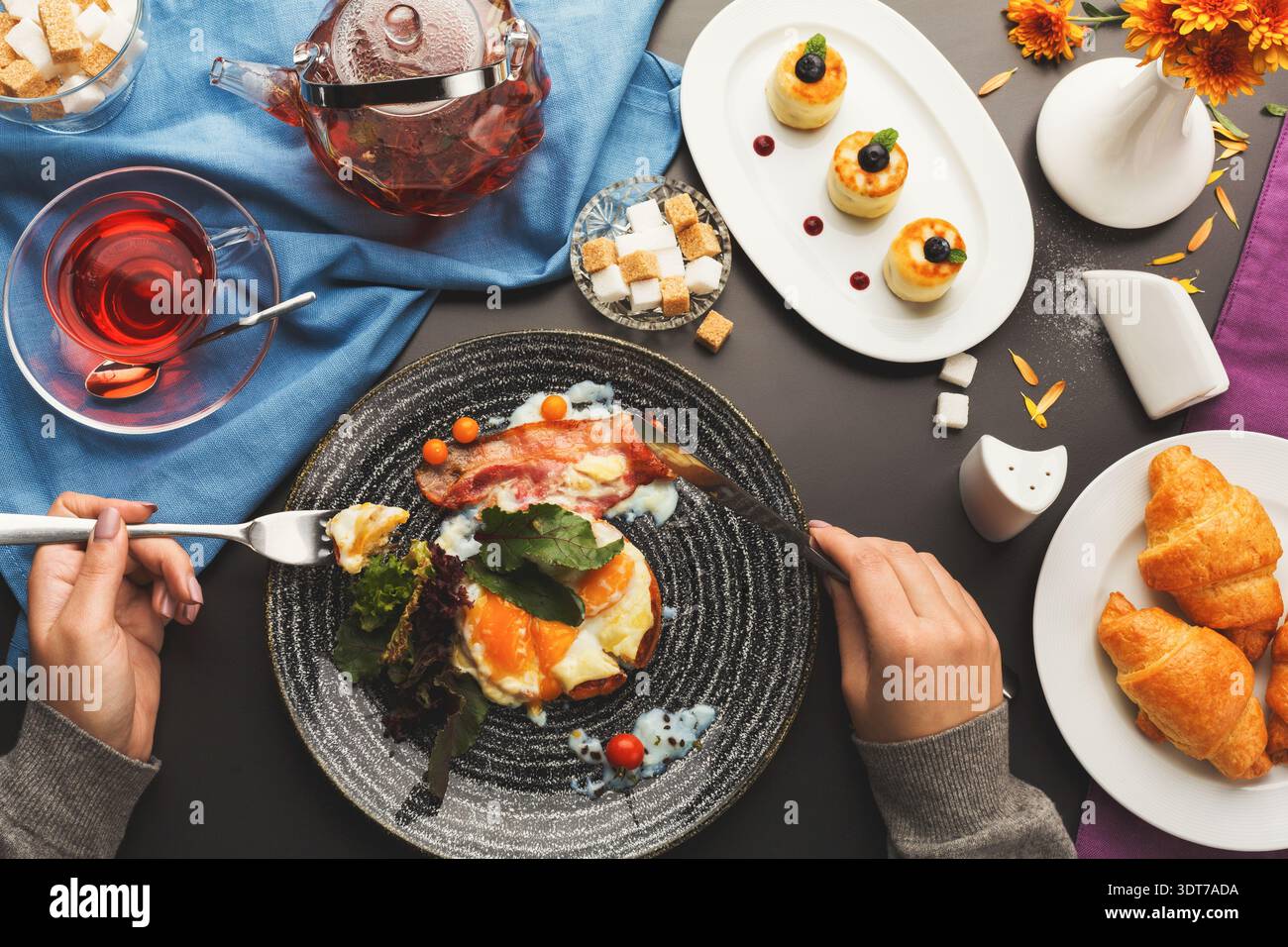 Collection de nourriture et de boissons sur une table pendant le brunch ou le déjeuner dans un cadre confortable Banque D'Images