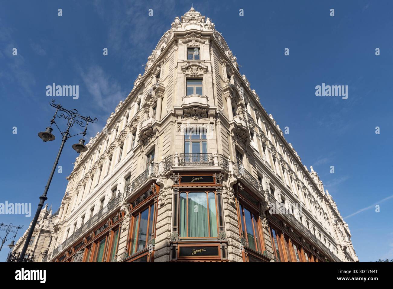 Budapest, Hongrie. 1er octobre 2023 belle architecture du Matild Palace et du restaurant Spago, luxueux et moderne dans le patrimoine hongrois traditionnel Banque D'Images