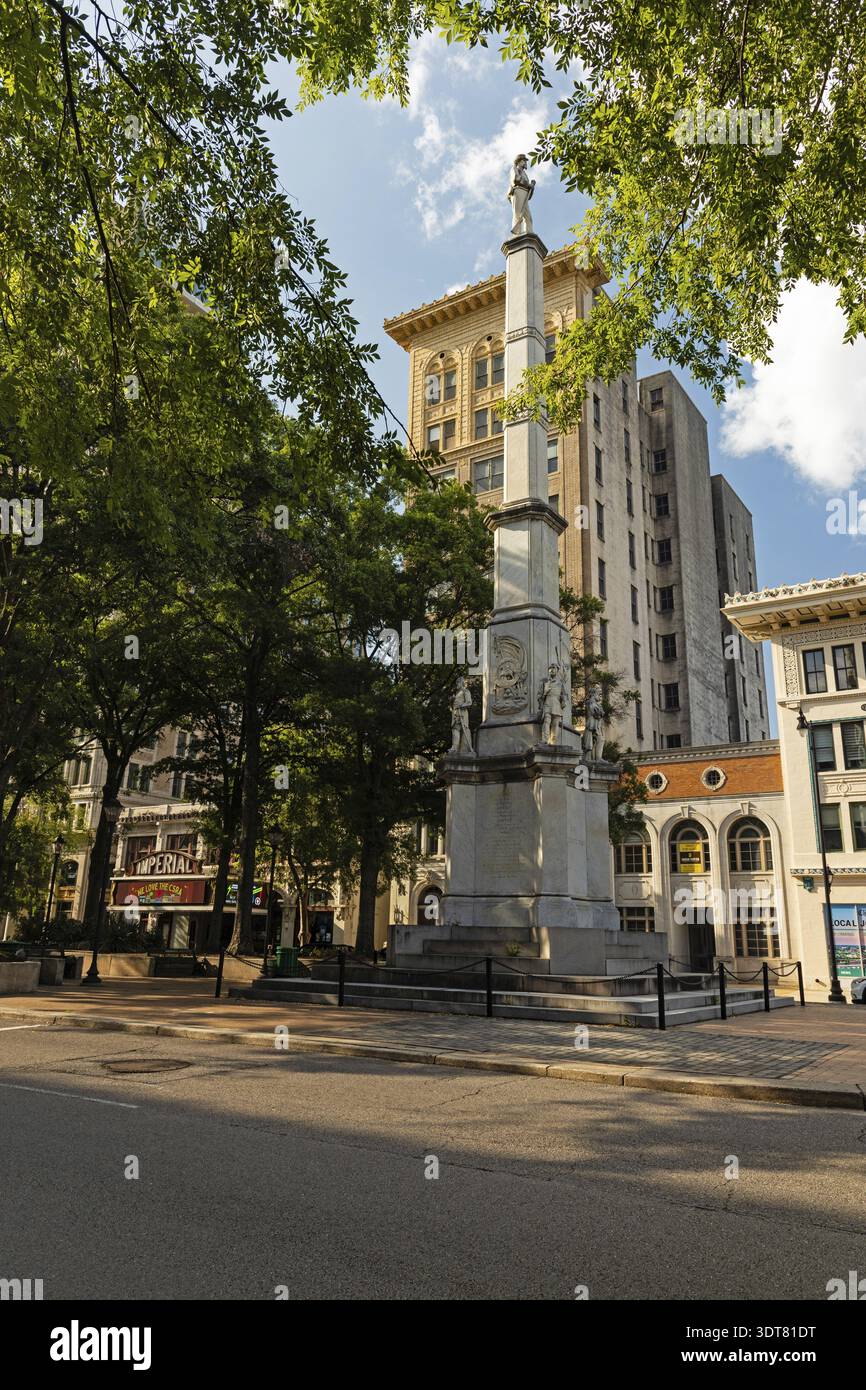 Broad Street avec monument de la guerre civile à Augusta en Géorgie Banque D'Images