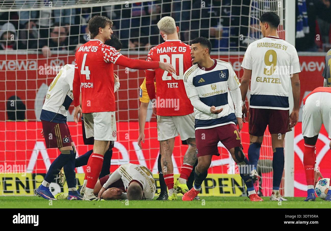 Combat à gauche. Stefan Posch (Mainz), Miro Muheim, Philipp Tietz, Ransford-Yeboah Koenigsdoerffer, Robert Glatzel (HSV Hamburg) Mainz, 20 février 2026, Football, Bundesliga [Bundesliga], 1. FSV Mainz 05 - HSV Hambourg Banque D'Images