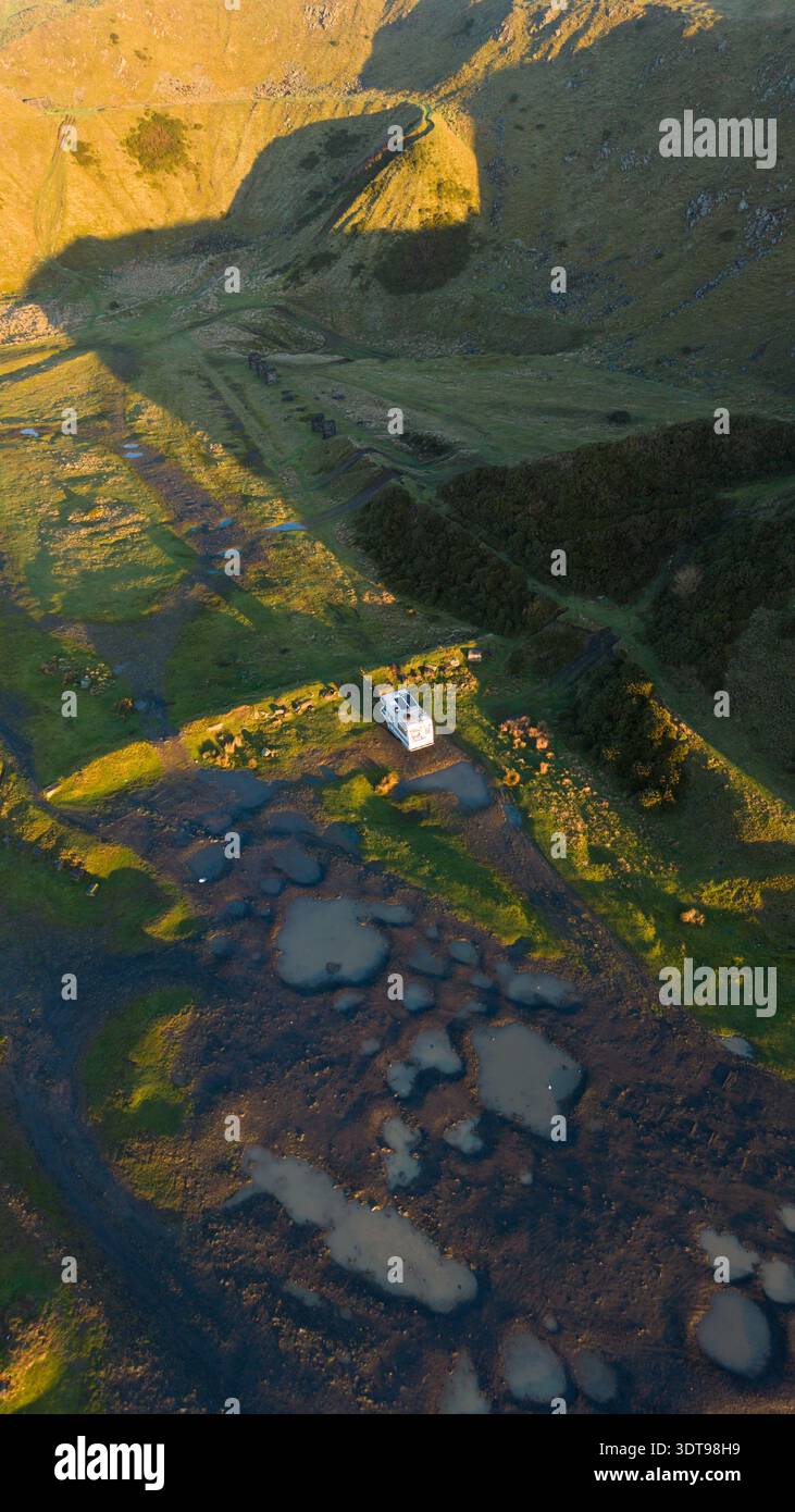 Vue aérienne du camping sauvage du camping-car au lever du soleil sur Clee Hill, Shropshire, Angleterre, Royaume-Uni Banque D'Images