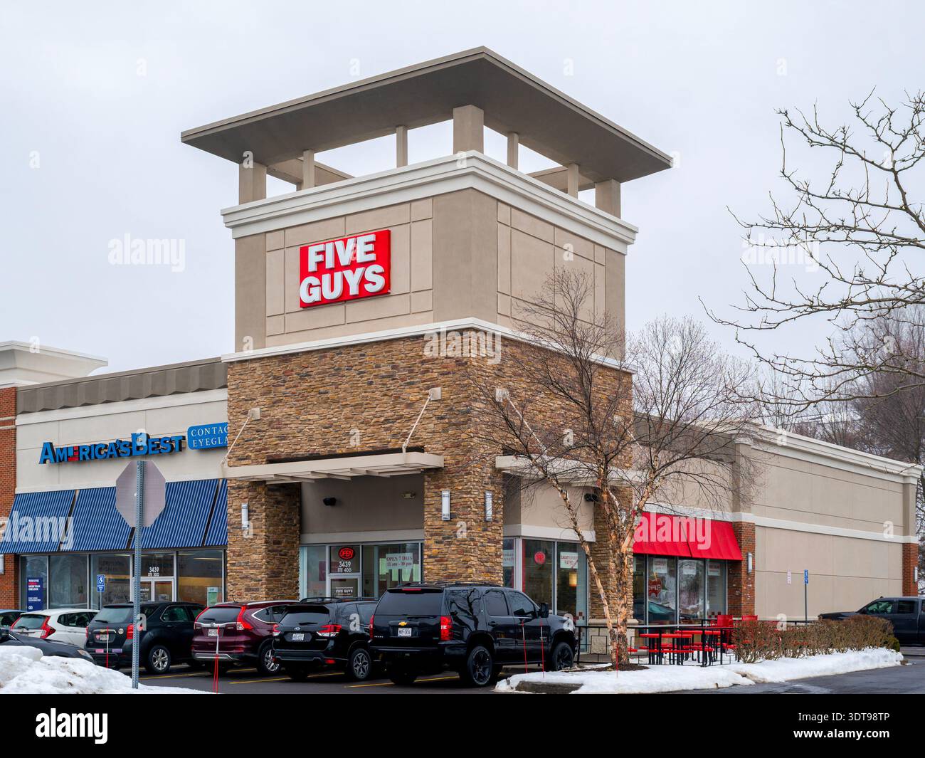 Syracuse, NY - 17 février 2026 : Five Guys est une importante chaîne américaine fast‑casual connue pour ses hamburgers personnalisables et ses frites fraîchement coupées. La signalisation de la tour et dehors Banque D'Images