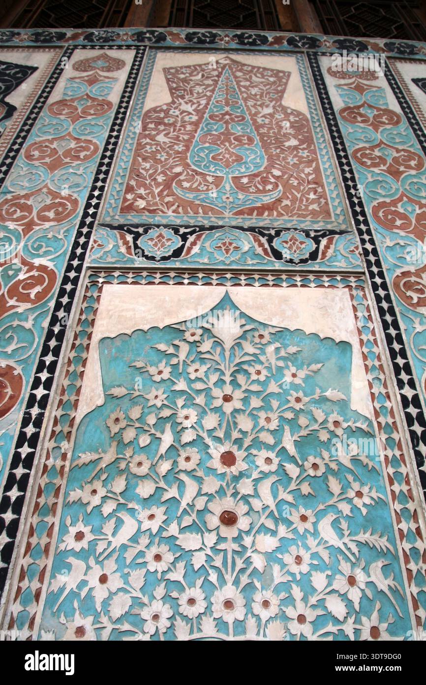Panneaux avec des ornements floraux dans le style sgraffito à l'entrée du palais du Khan à Sheki, Azerbaïdjan Banque D'Images