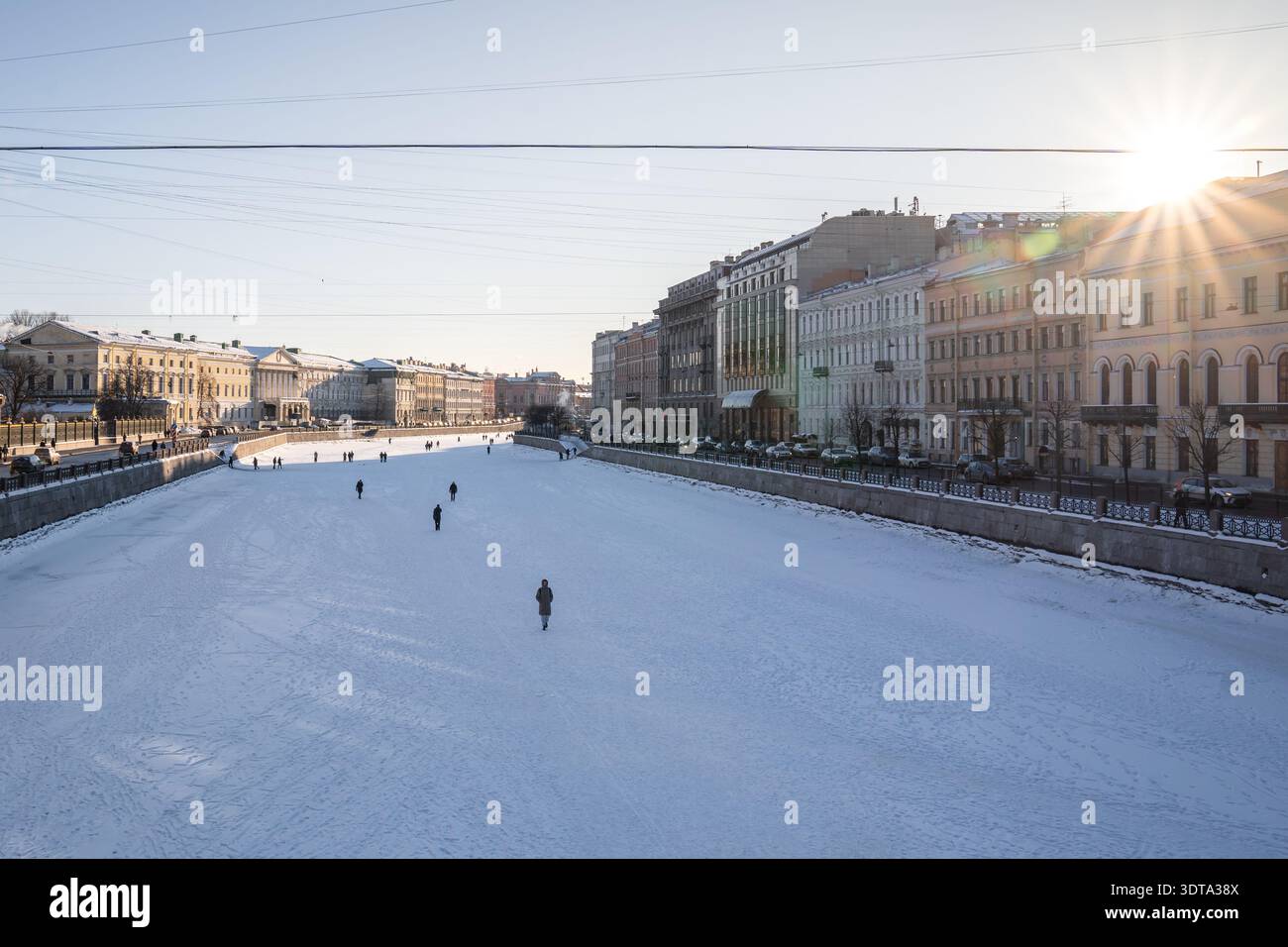 Les gens marchent le long des rivières gelées et des canaux à Pétersbourg, Russie le jour froid d'hiver. Banque D'Images