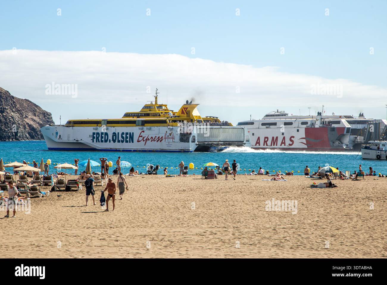 Los Cristianos Tenerife, avec des bateaux de ferry de Fred. Olsen Express et Armas opérant dans les îles Canaries Espagne Banque D'Images