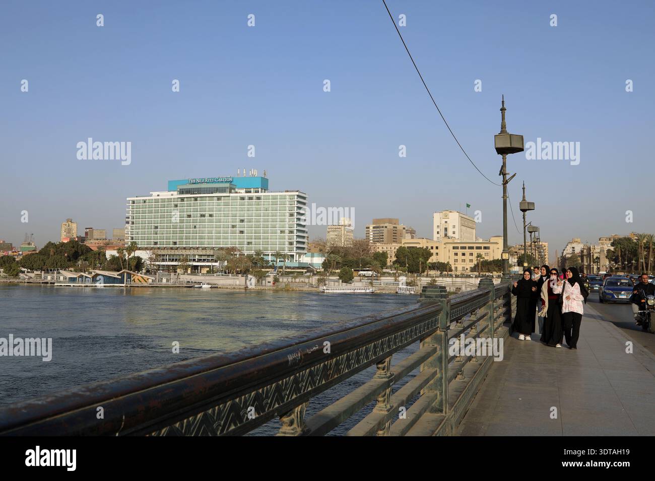 Touristes traversant le pont Qasr El Nil au Caire Banque D'Images