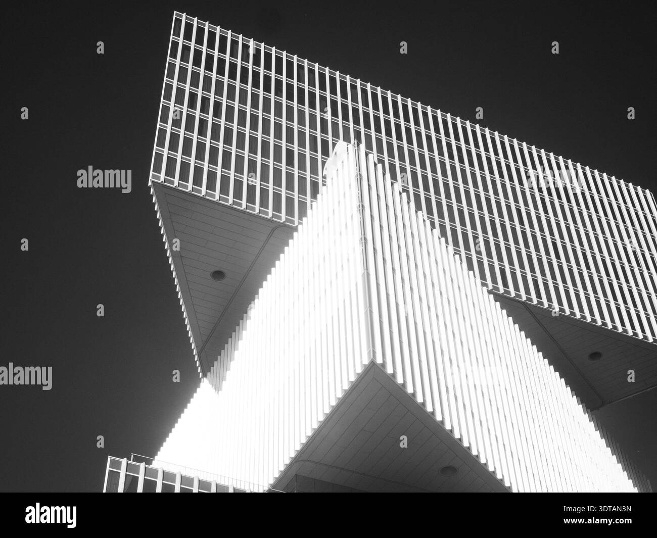 Amsterdam, pays-Bas - octobre 26 2024 : façade de bâtiment moderne avec de fortes lignes géométriques et des motifs verticaux abstraits en blac à fort contraste Banque D'Images