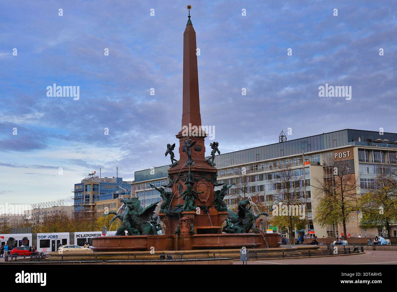 Mendebrunnen auf dem Augustusplatz Leipzig : Historischer Prachtbrunnen mit Obelisk, Alte Hauptpost im Hintergrund, Stadtzentrum, Sachsen, Deutschland Banque D'Images