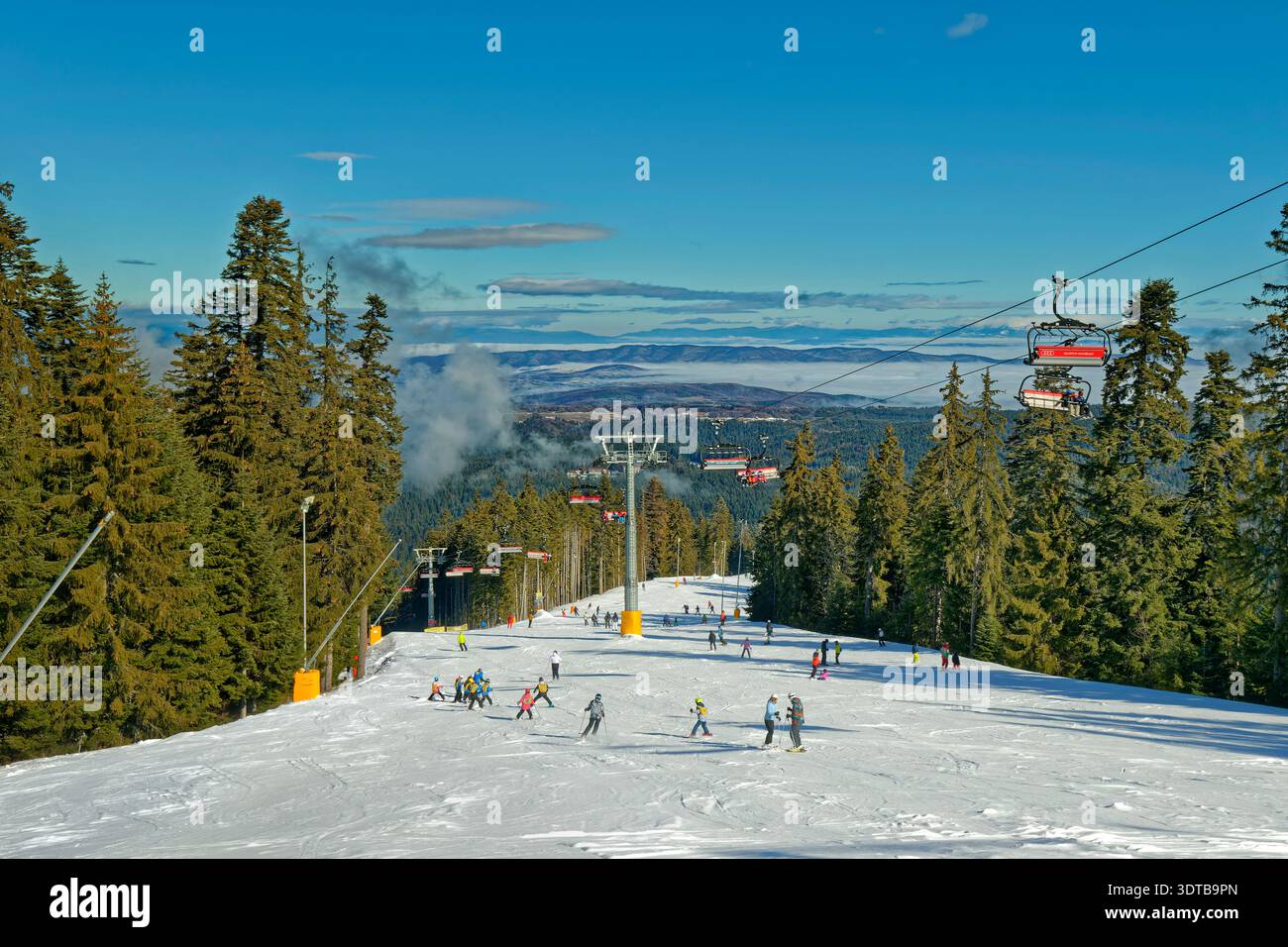 Skieurs appréciant la piste de ski Martinovi Baraki 1 à Borovets station dans les montagnes Rila près de Samokov Bulgarie. Banque D'Images