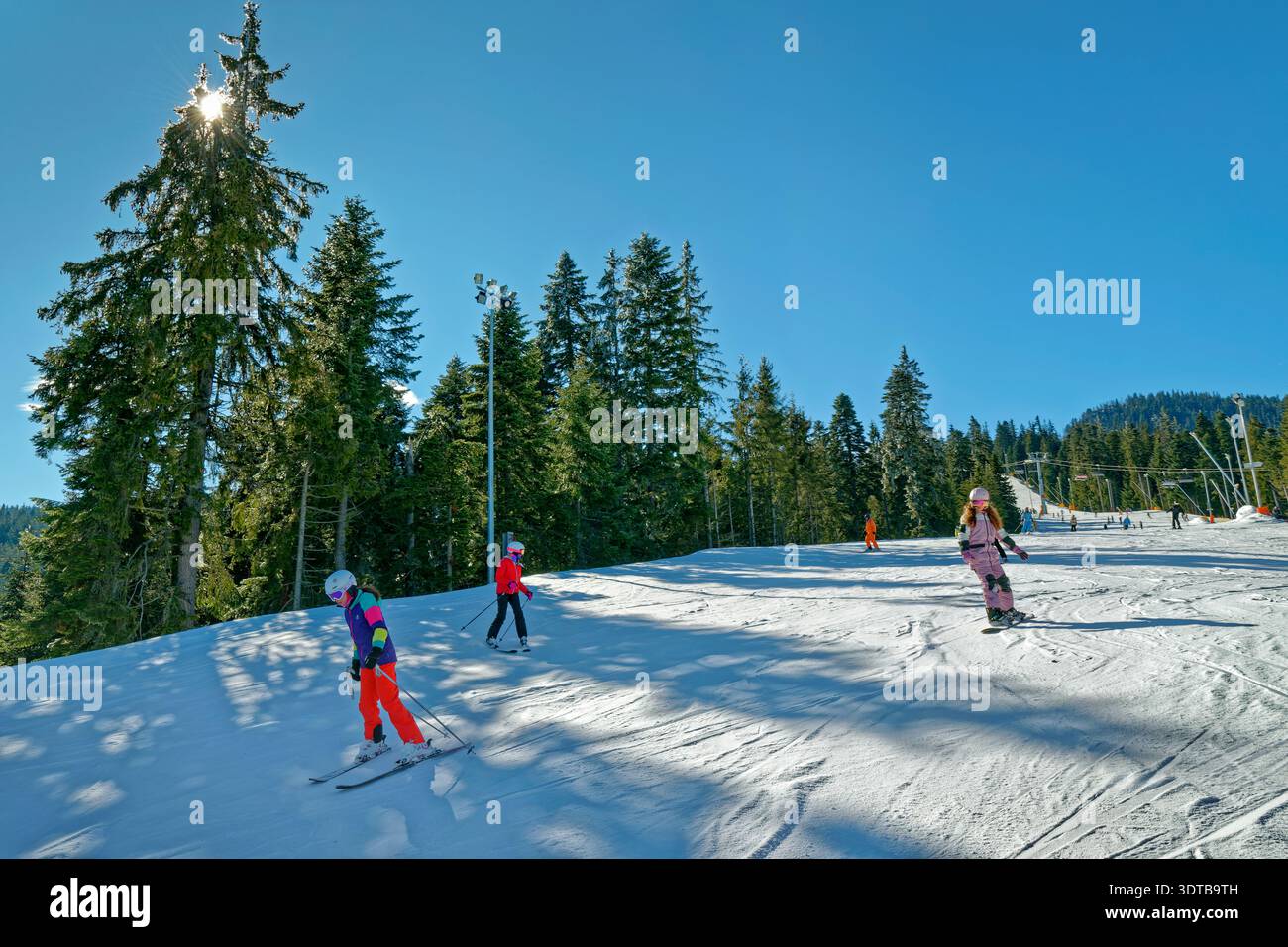 Skieurs appréciant la piste de ski Martinovi Baraki 1 à Borovets station dans les montagnes Rila près de Samokov Bulgarie. Banque D'Images